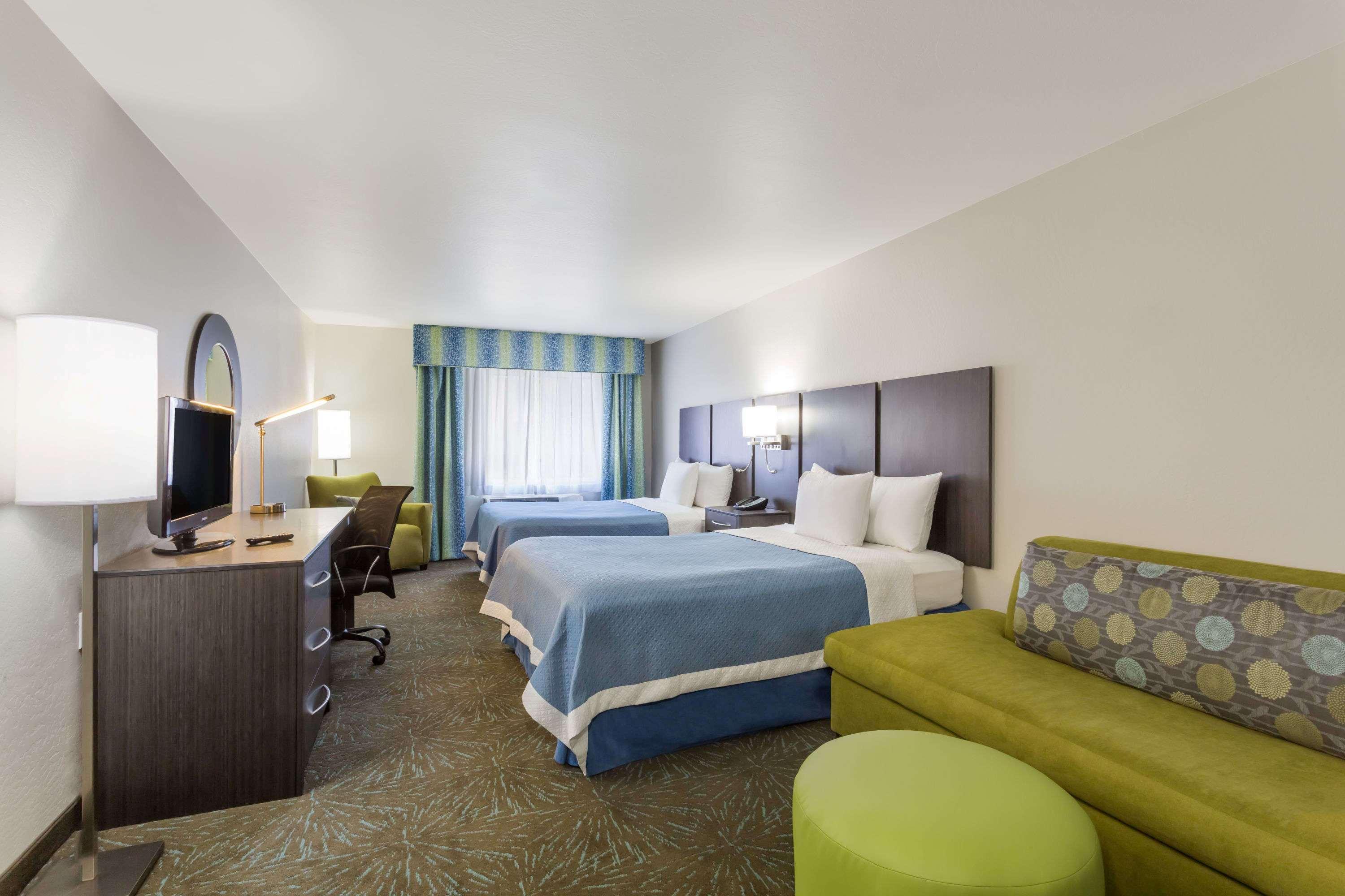 Hotel Days & By Wyndham East