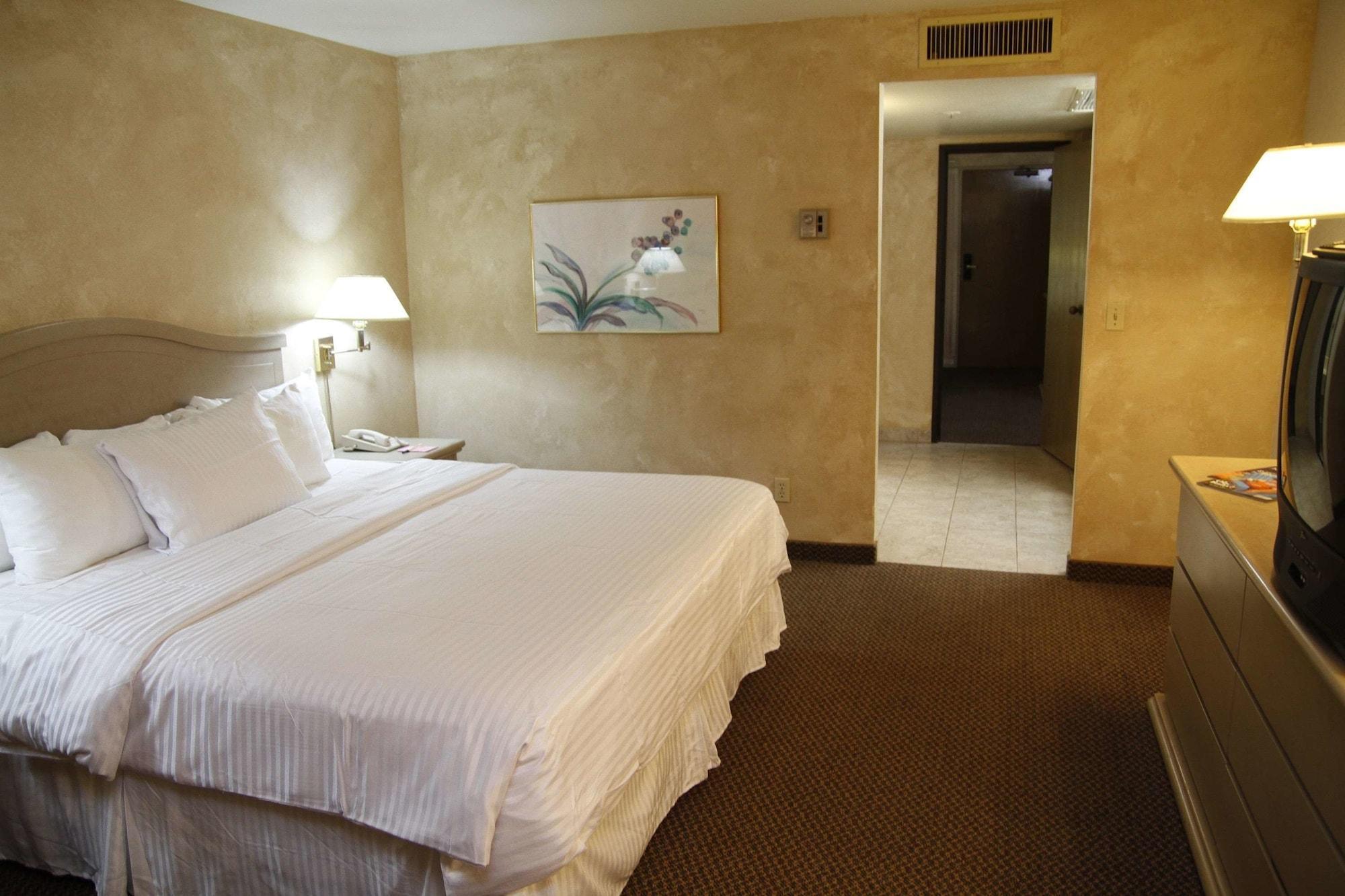 Ramada By Wyndham Viscount East Hotel 3*