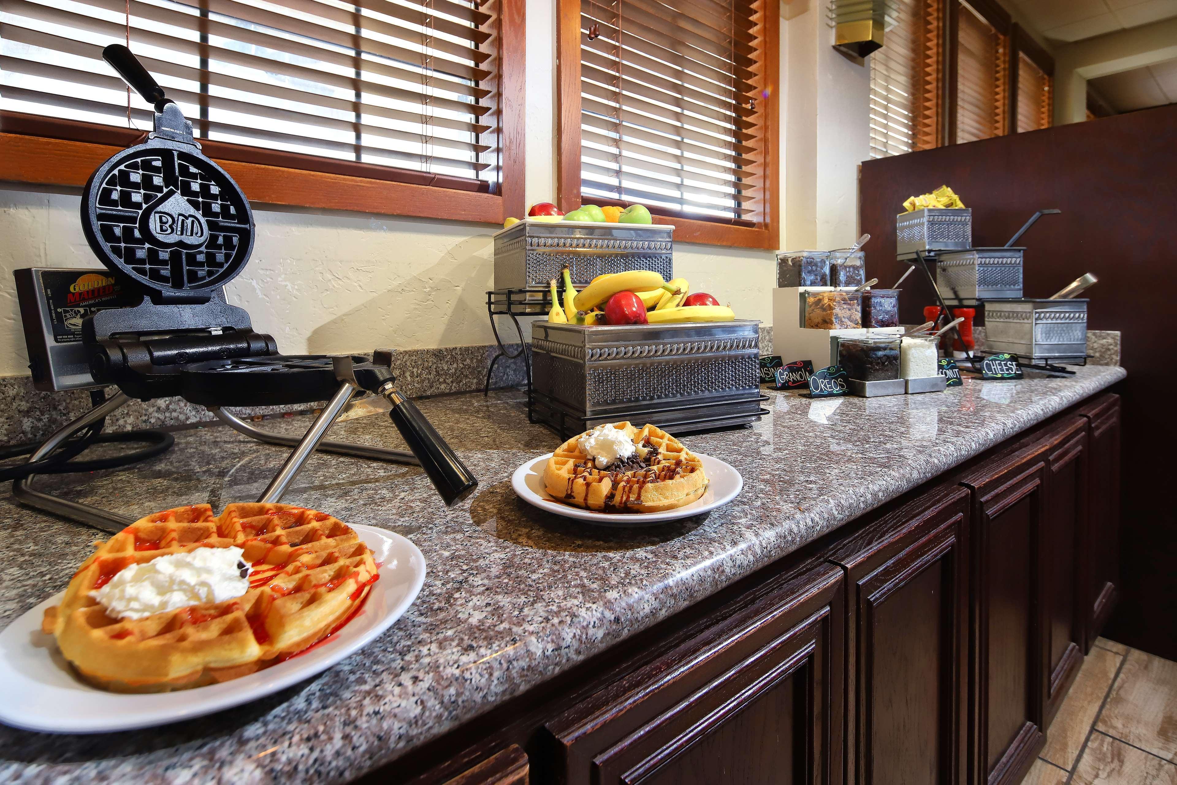Hotel Wyndham Airport & Conference Center 3*