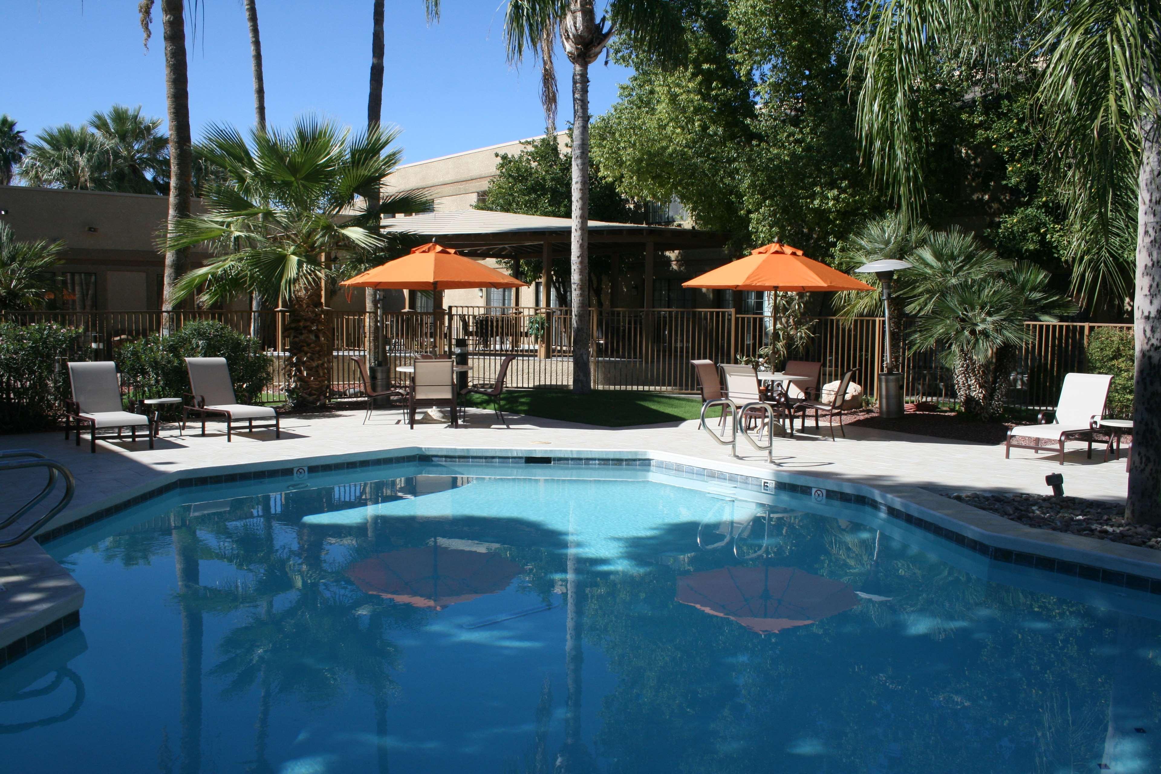 Wyndham Airport & Conference Center 3*