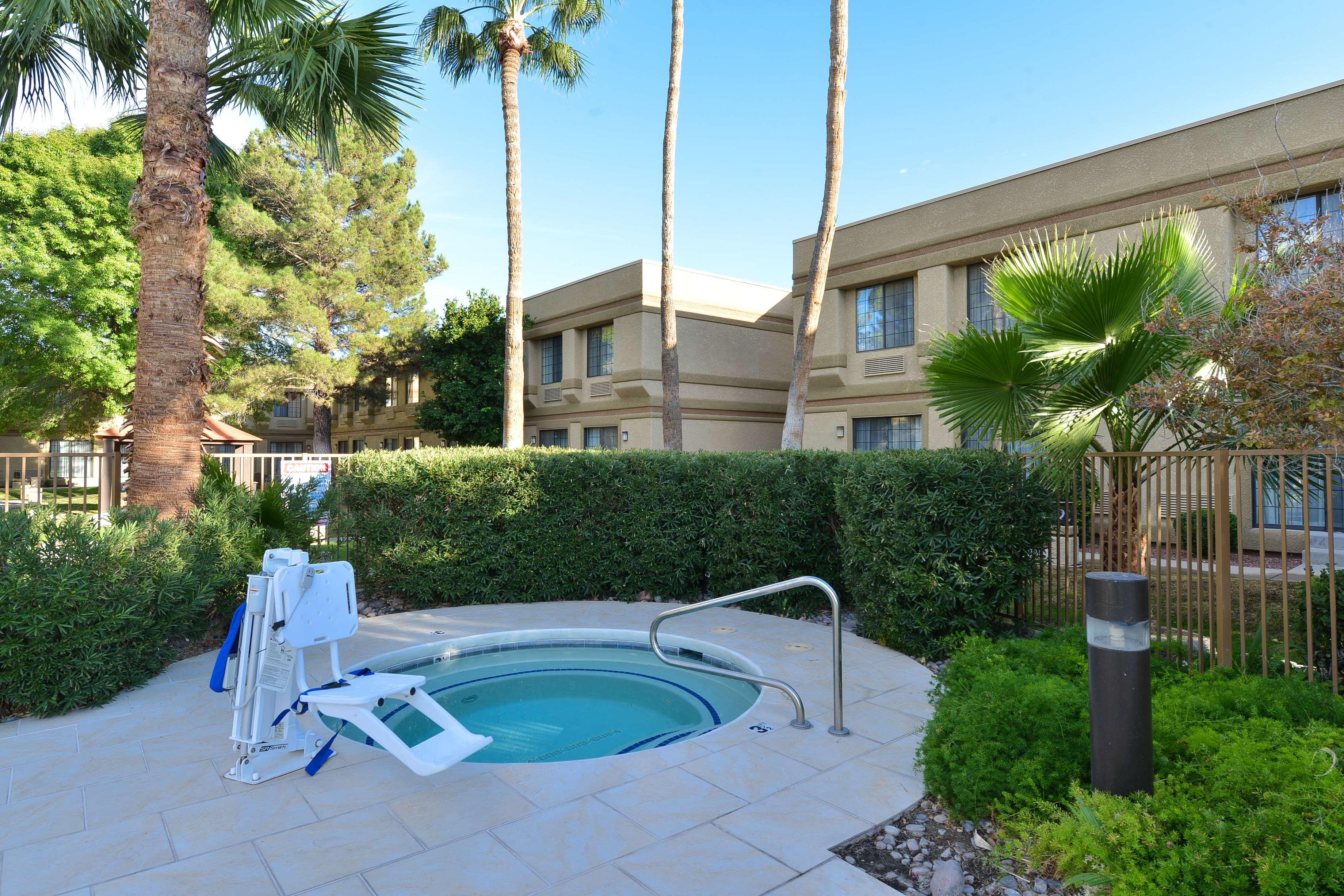 Wyndham Airport & Conference Center Hotel 3*