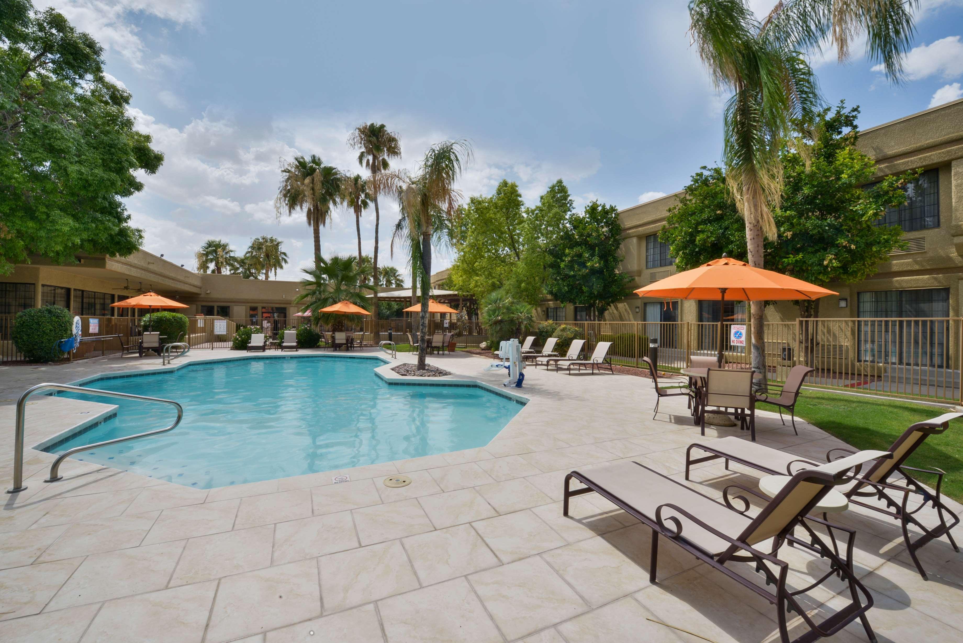 Wyndham Airport & Conference Center Hotel 3*