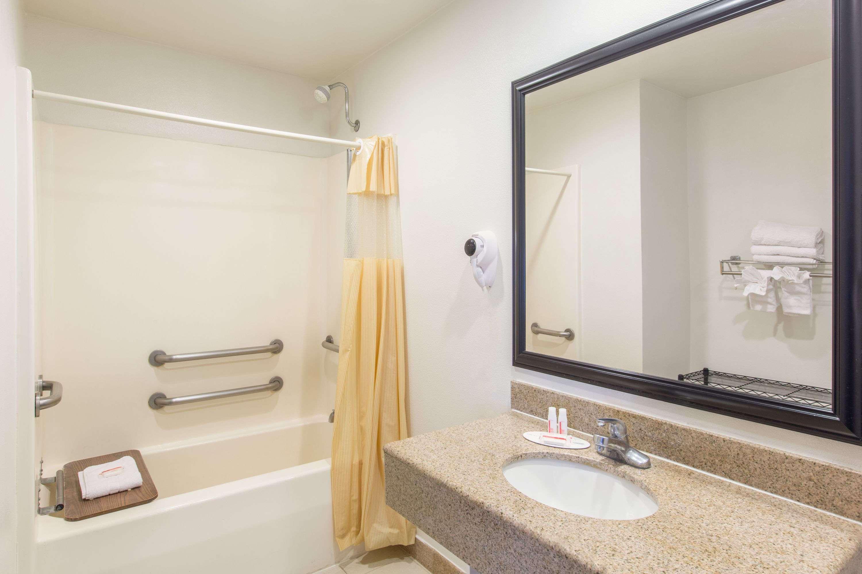 Days By Wyndham Airport 3*