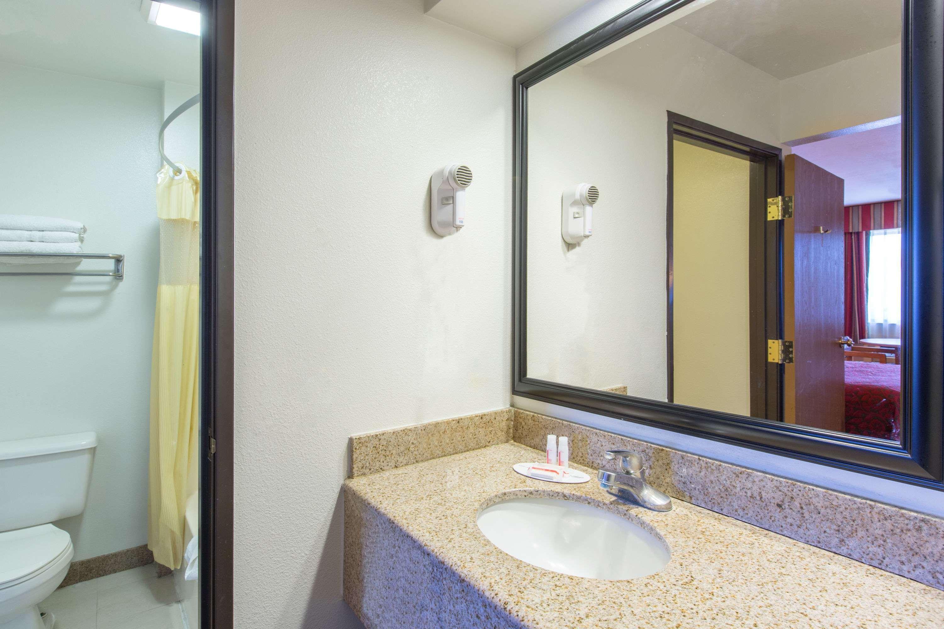 Hotel Days By Wyndham Airport