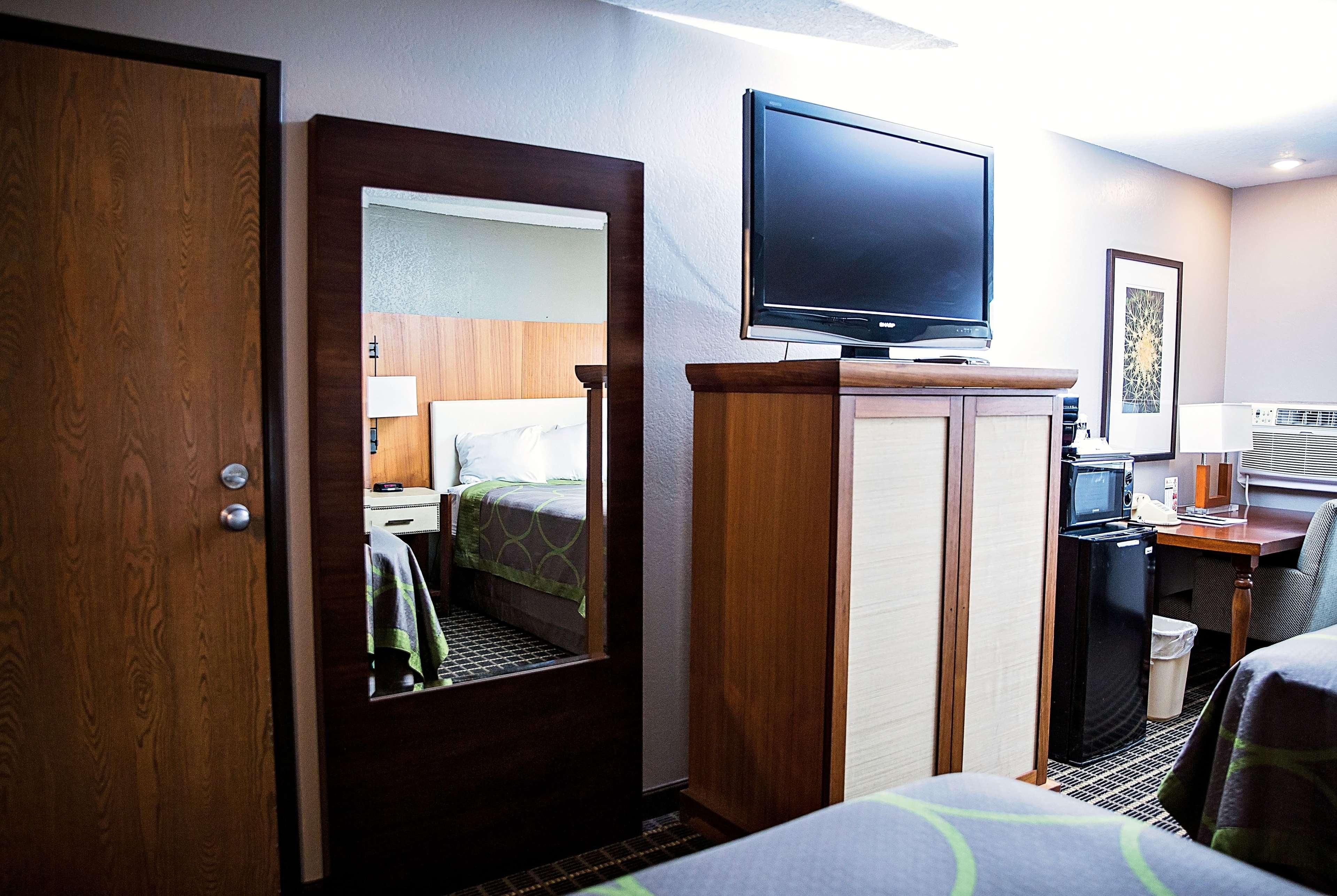 Super 8 By Wyndham Hotel