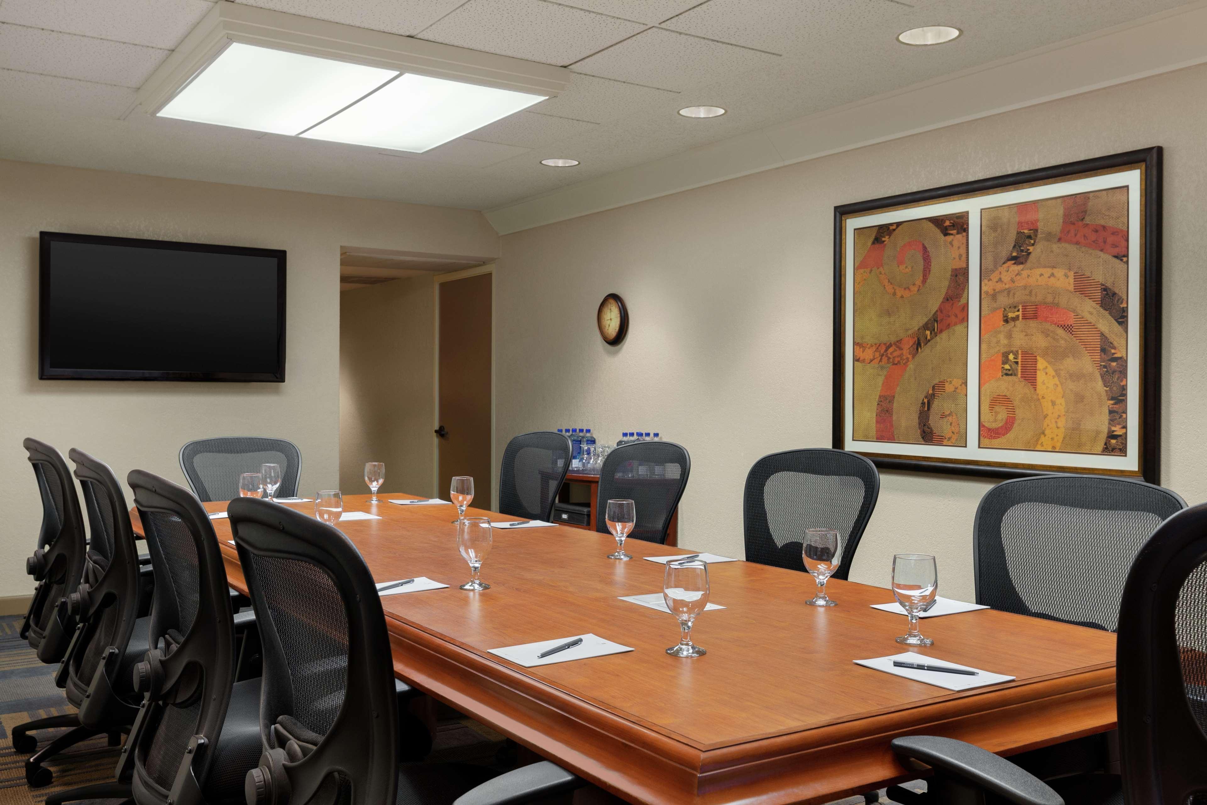 Embassy By Hilton Phoenix Hotel 4*