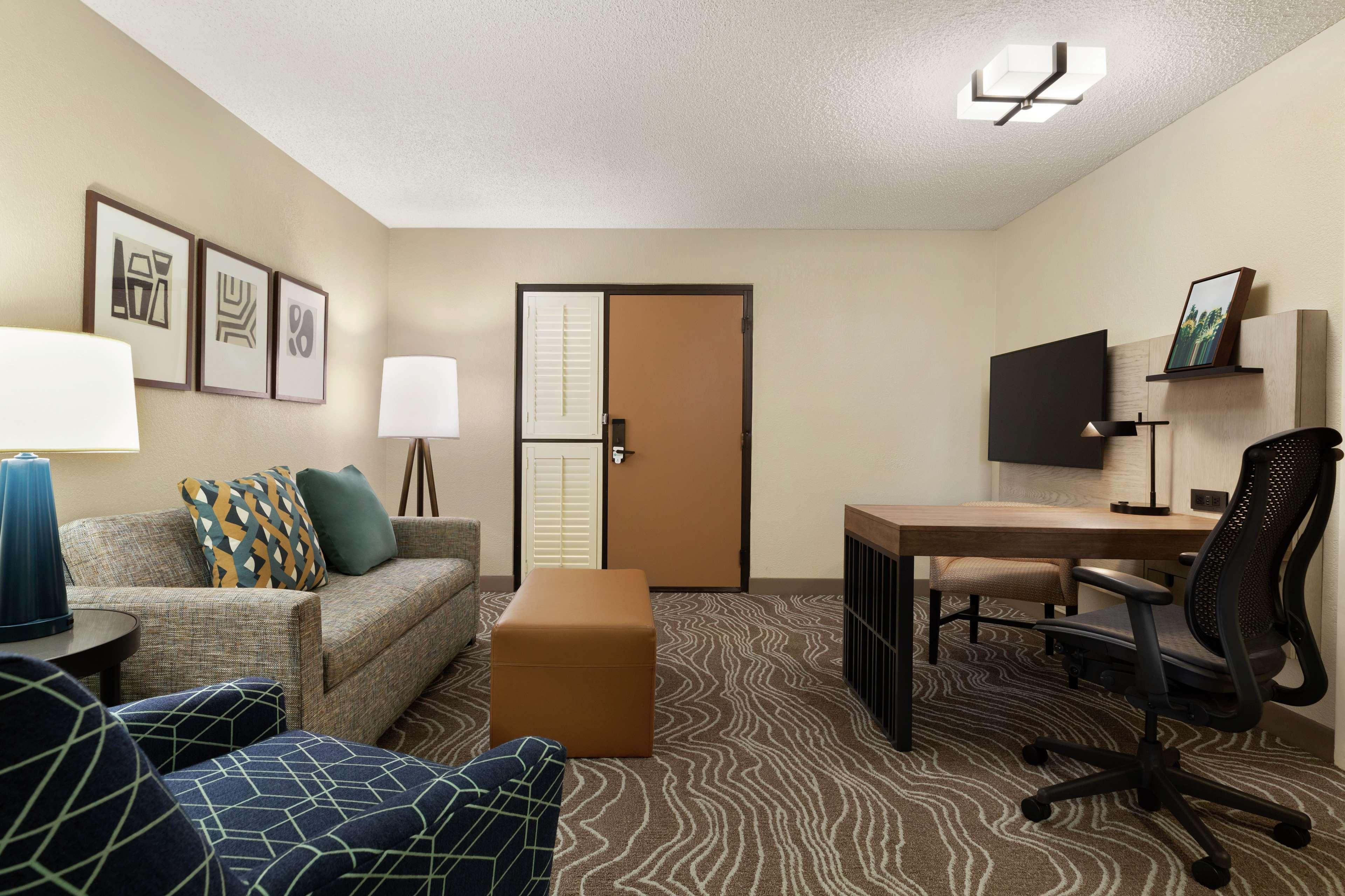 Embassy By Hilton Phoenix Hotel 4*