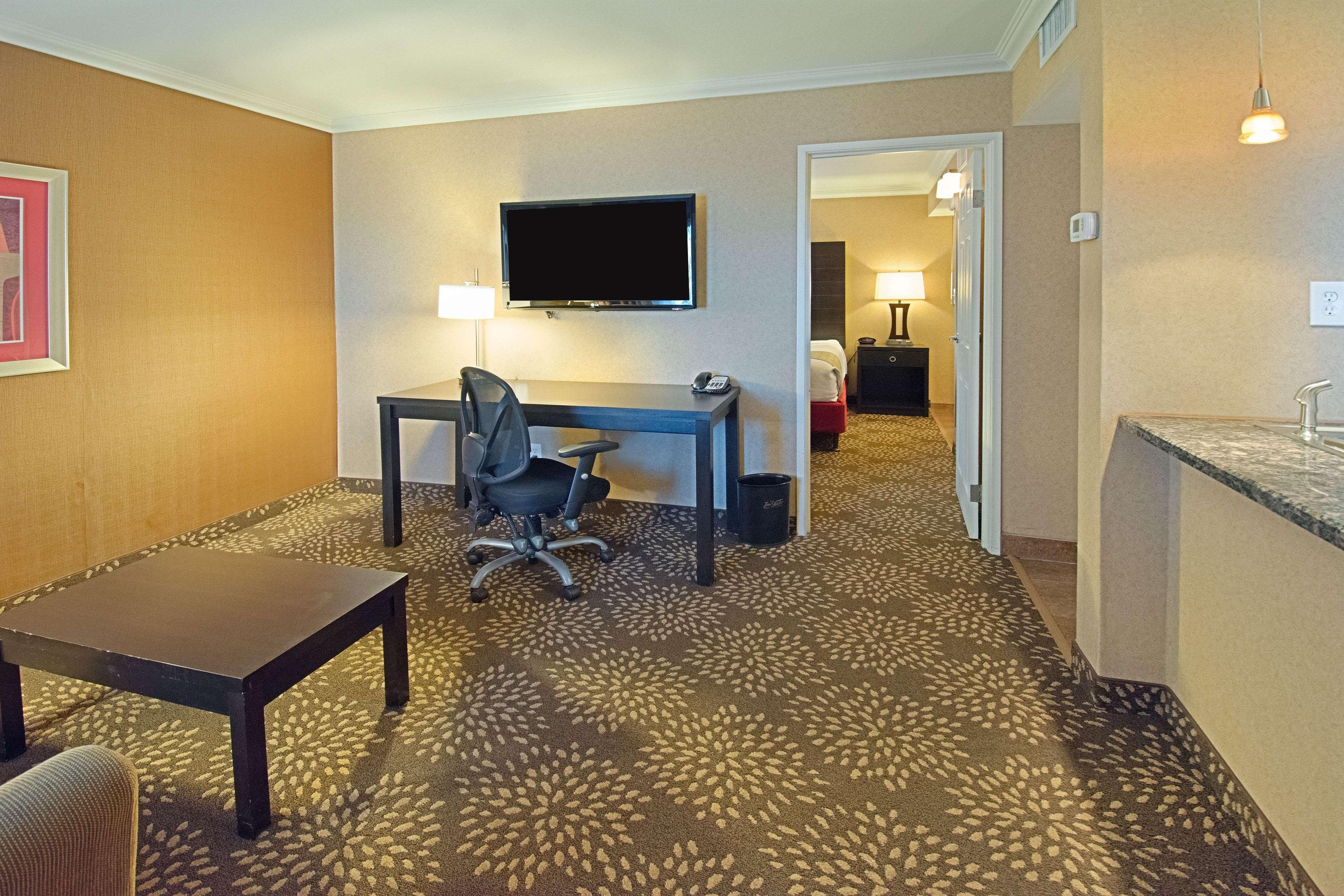 Western Mall & Hotel 3*