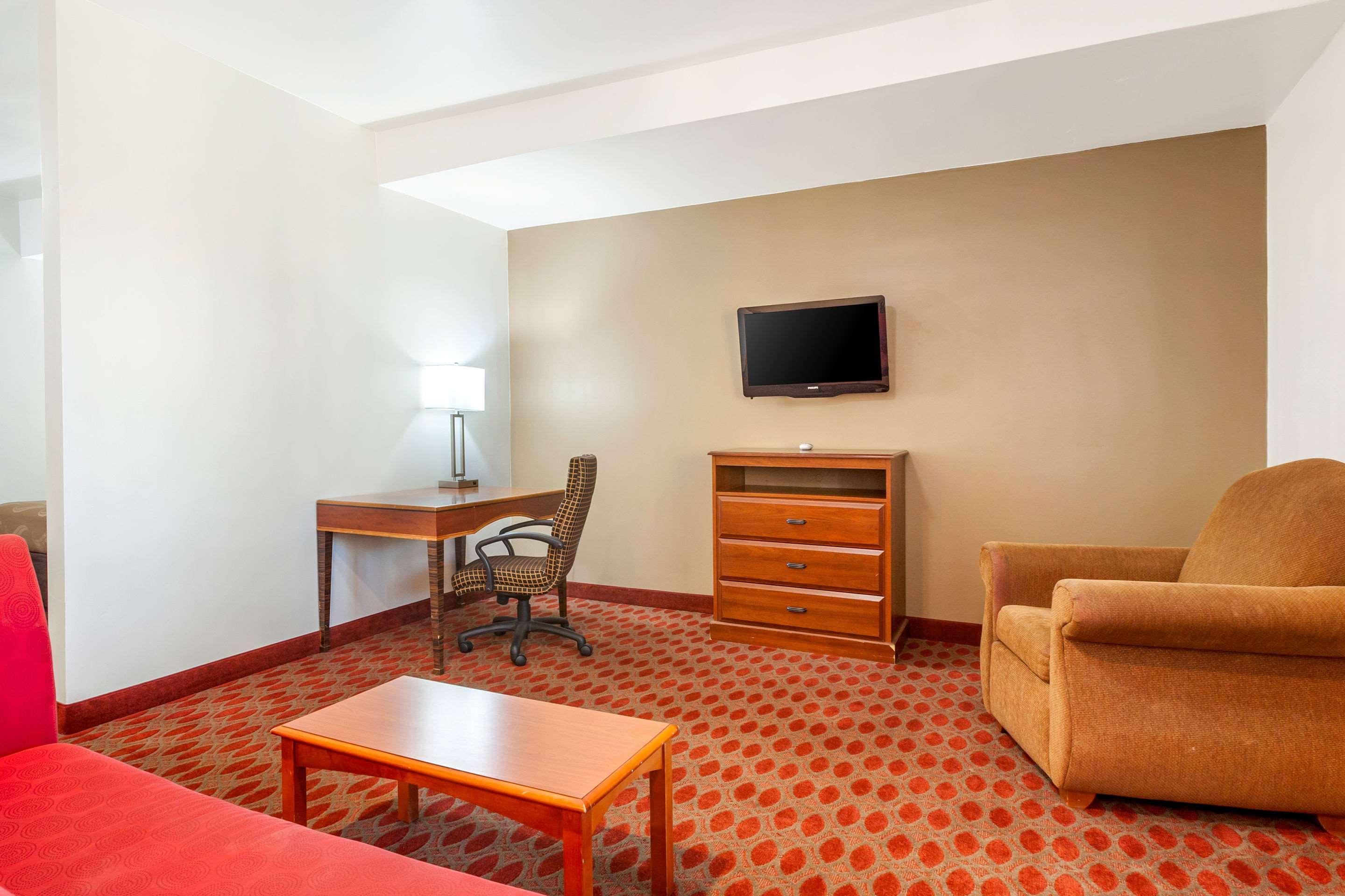 Quality & - Phoenix West Hotel