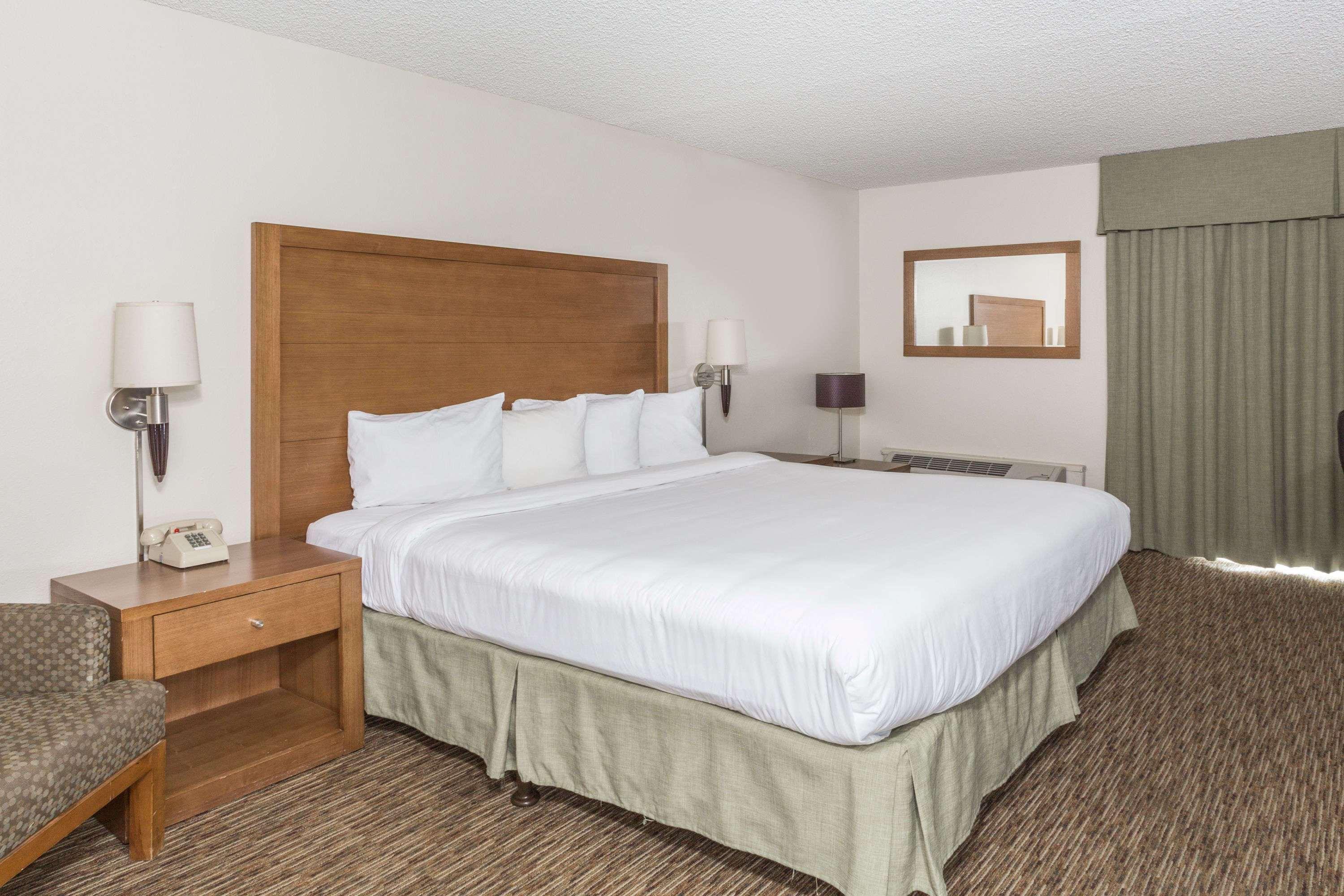 Days By Wyndham Glendale Area Hotel