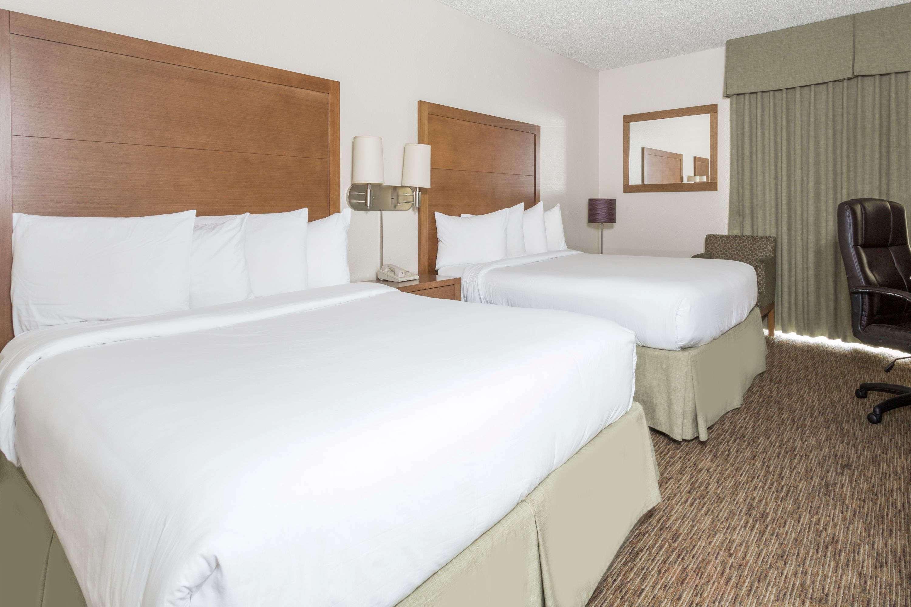Days By Wyndham Glendale Area Hotel