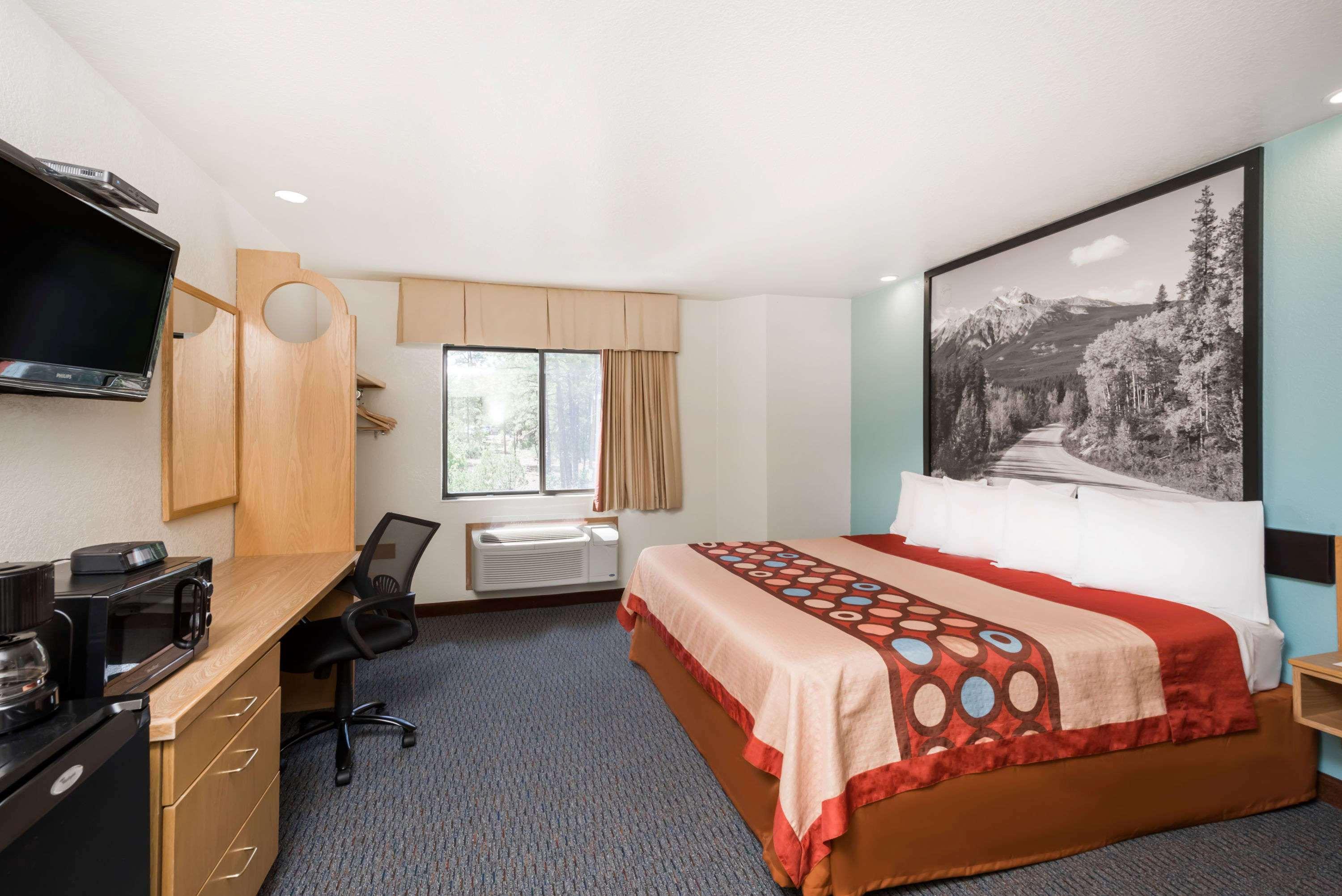 Super 8 By Wyndham Show 2*