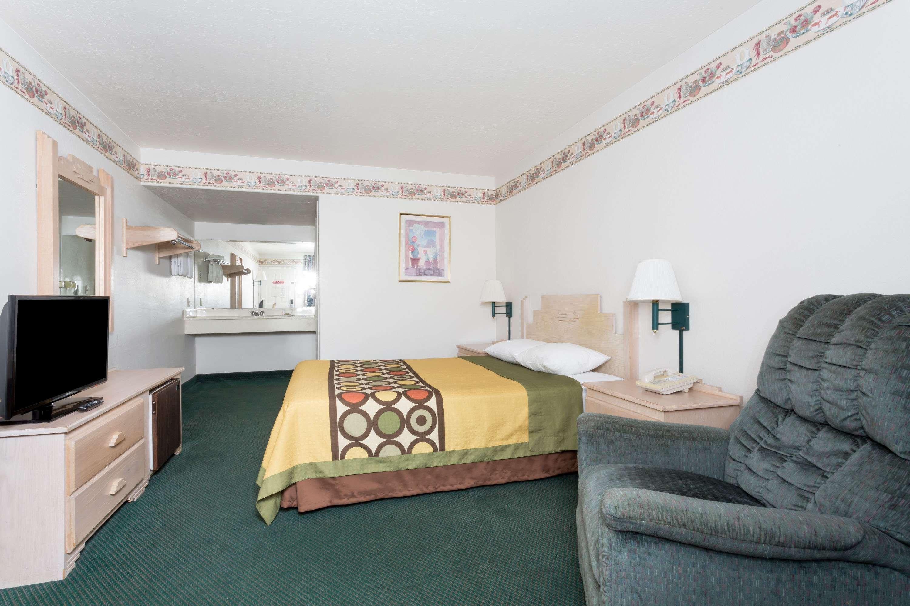 Super 8 By Wyndham Hotel