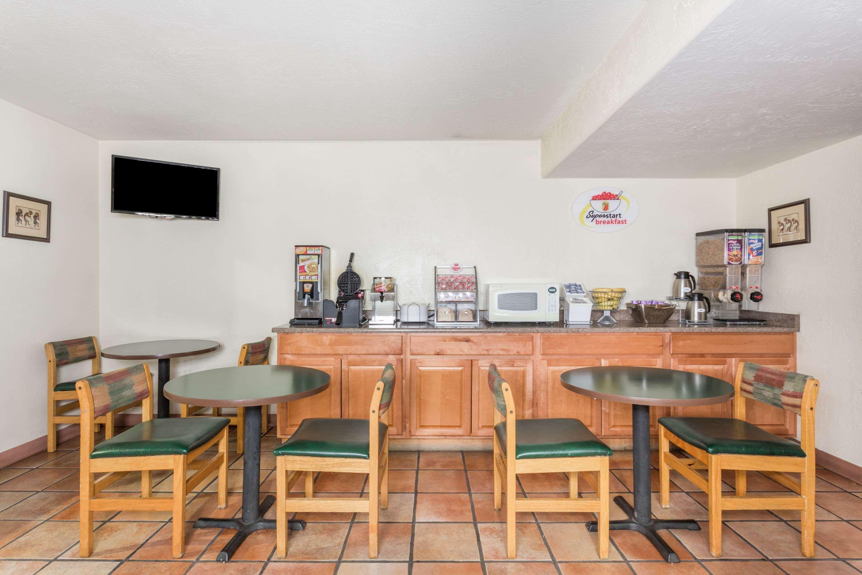 Super 8 By Wyndham Hotel 2*