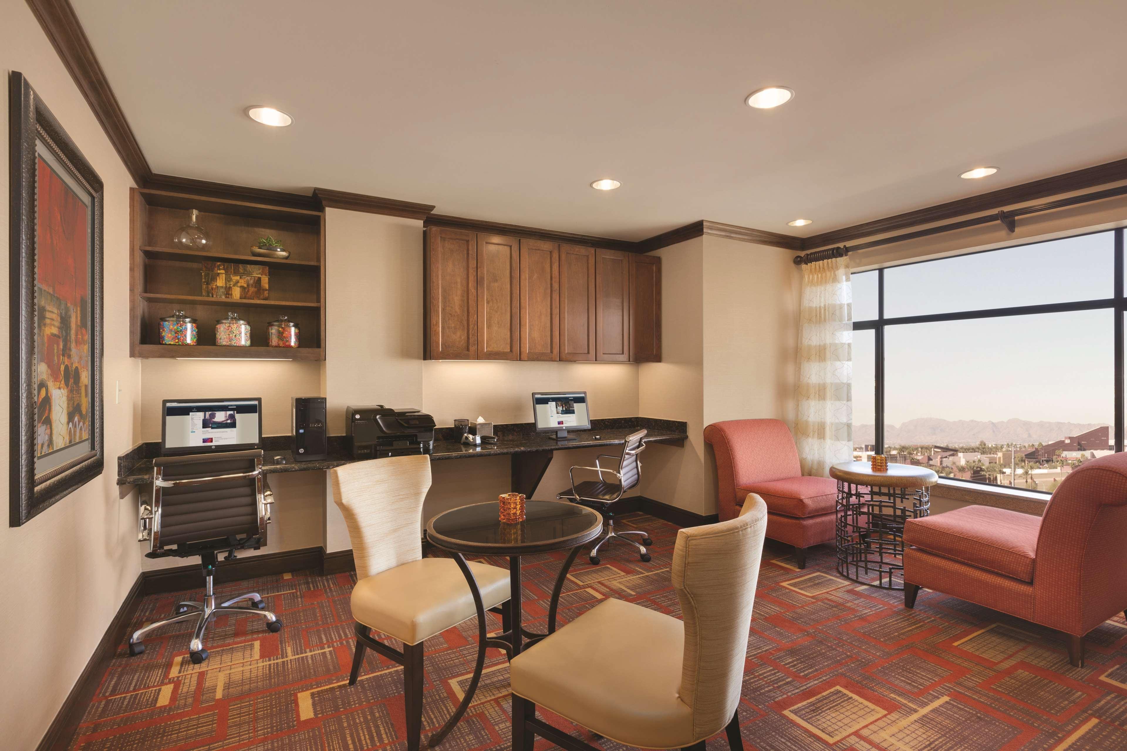 Hilton Phoenix 4*
