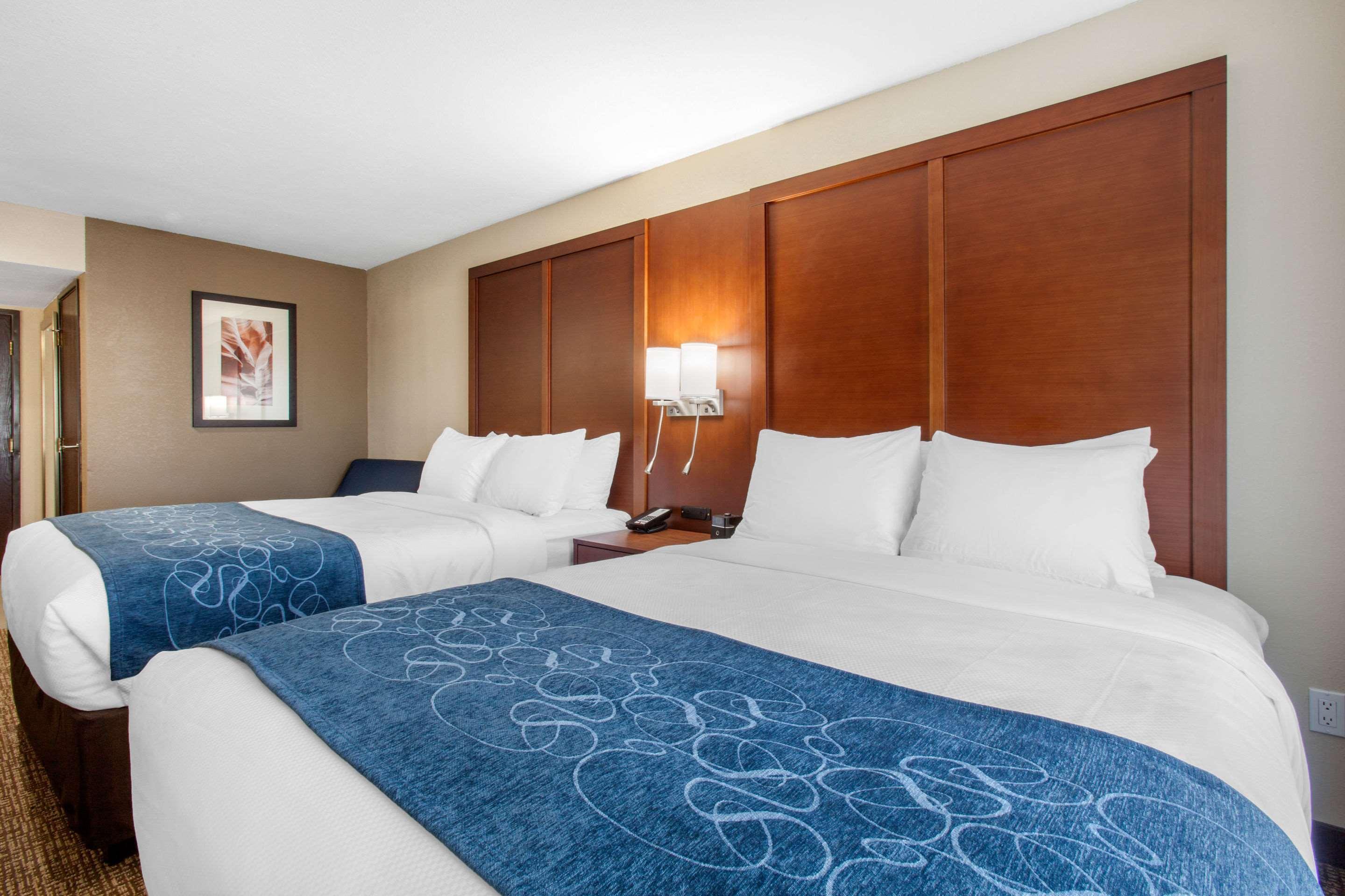 Hotel Comfort & Pinetop Show