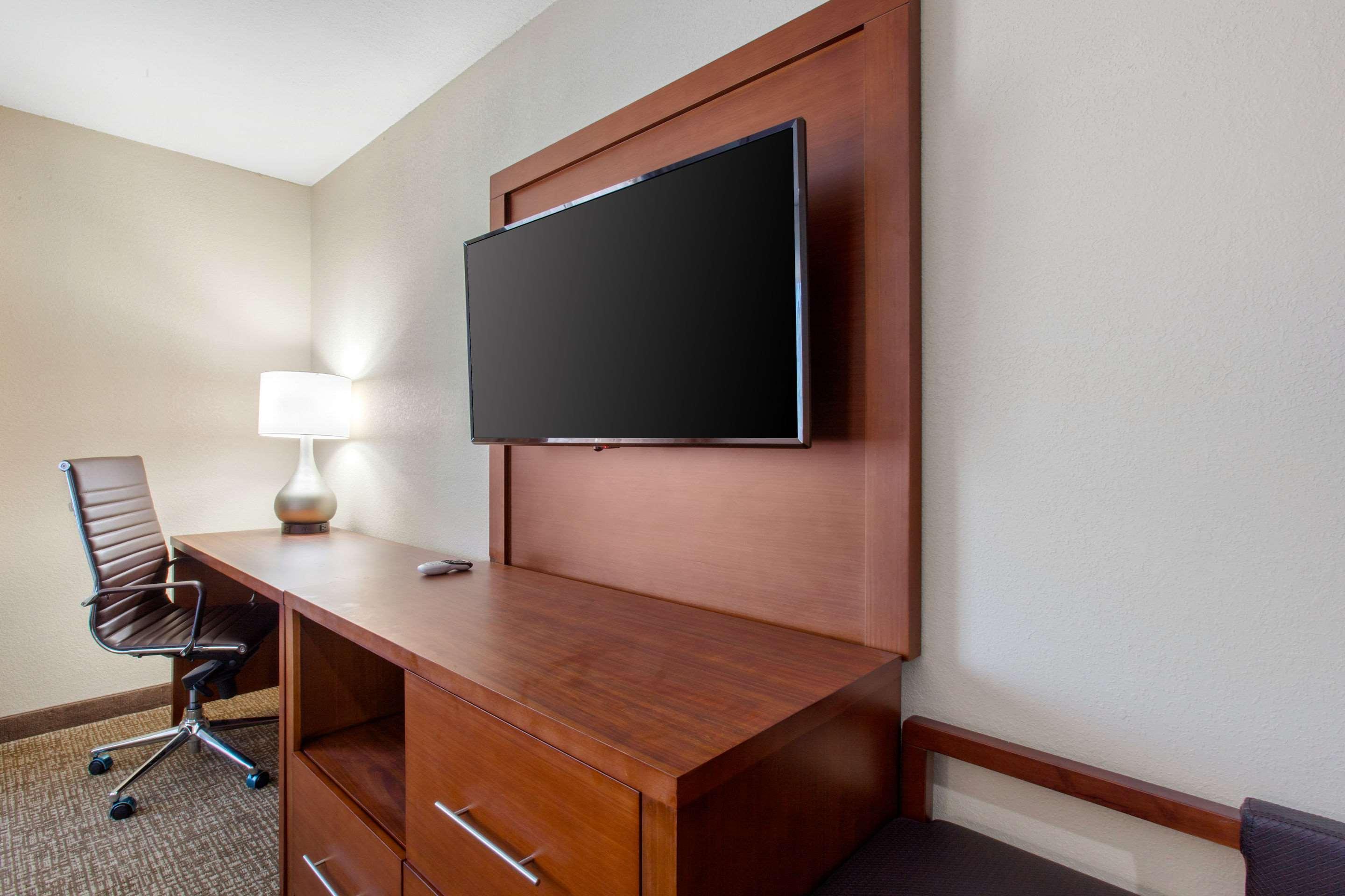 Comfort & Pinetop Show Hotel Lakeside
