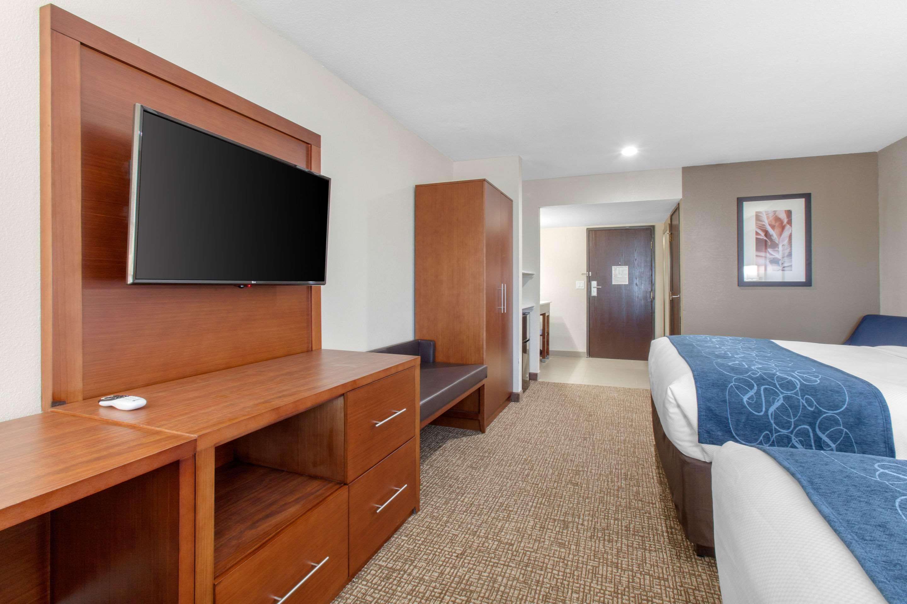 Comfort & Pinetop Show Lakeside
