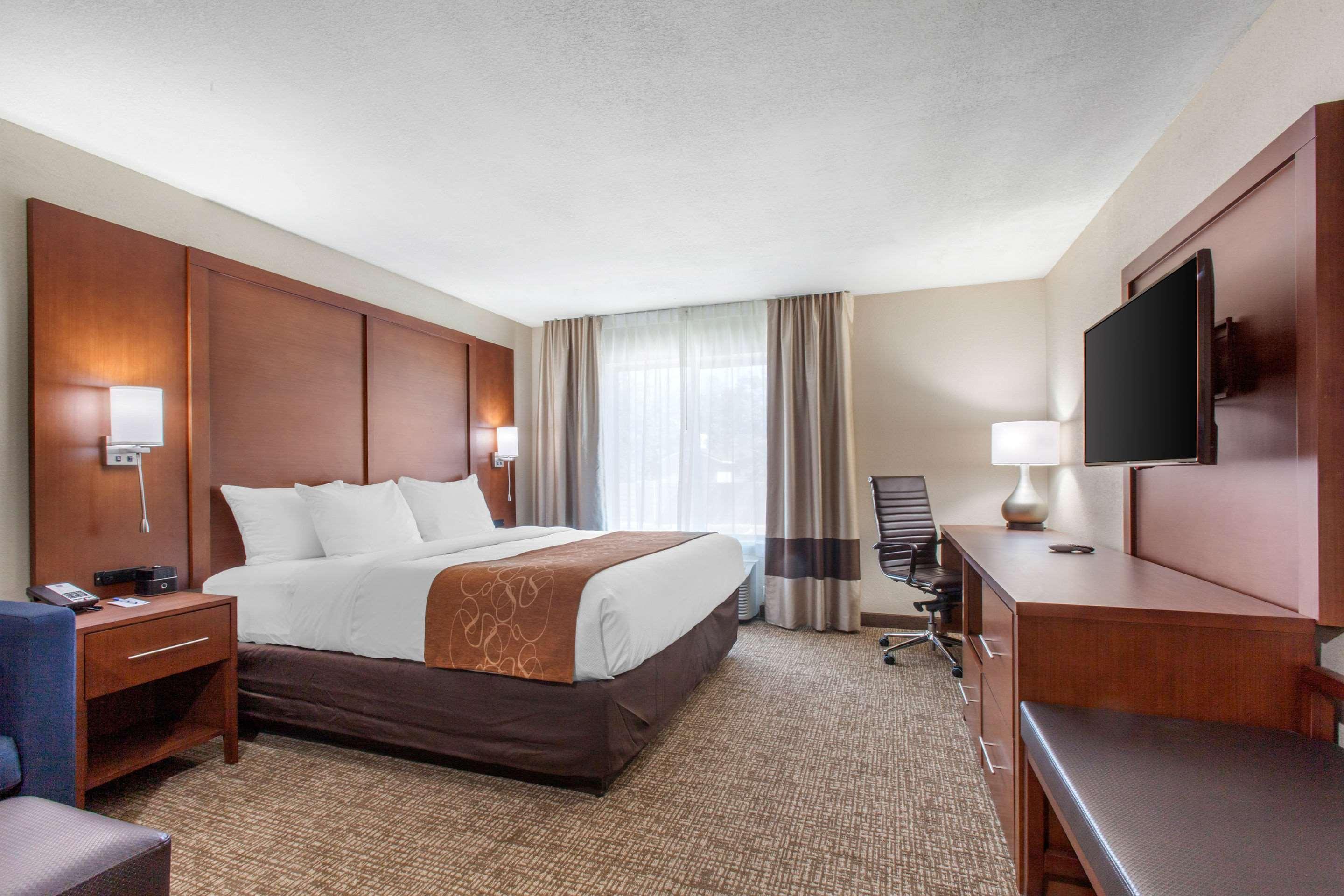 Comfort & Pinetop Show Lakeside