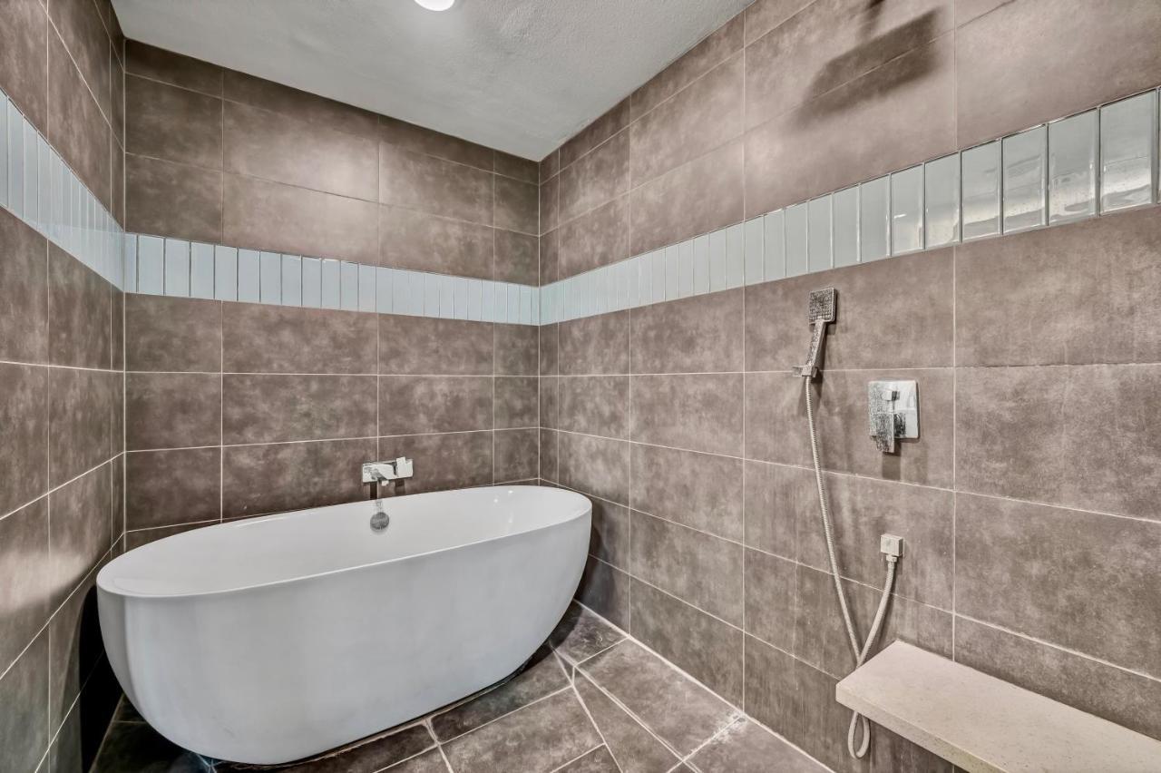 Villa Quiet Contemporary Executive 4bd, 3ba Estate With Pool