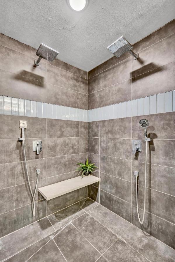 Quiet Contemporary Executive 4bd, 3ba Estate With Pool Villa