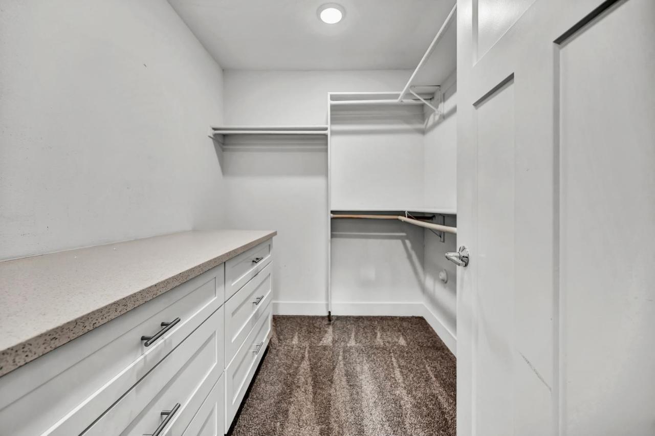 Quiet Contemporary Executive 4bd, 3ba Estate With Pool