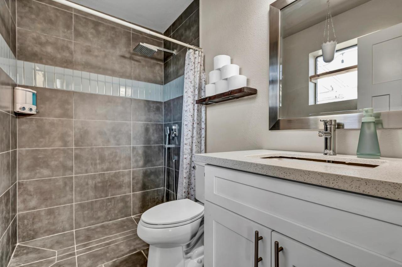 Quiet Contemporary Executive 4bd, 3ba Estate With Pool *