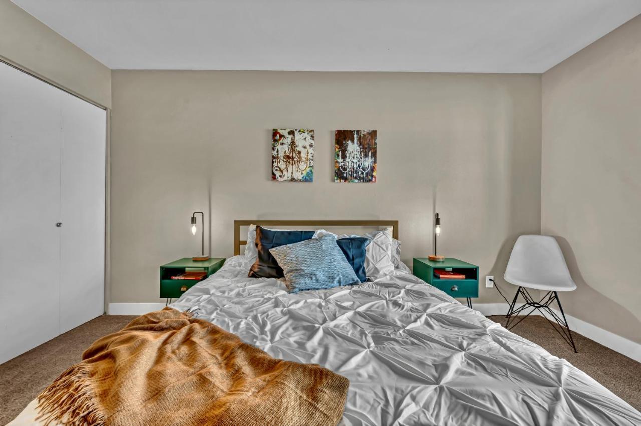 Quiet Contemporary Executive 4bd, 3ba Estate With Pool Villa