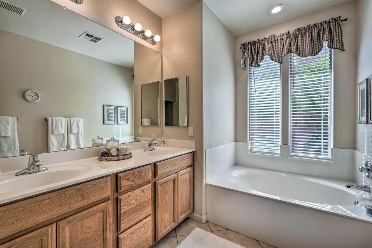 Desert Oasis Walk To Community Pool Holiday home