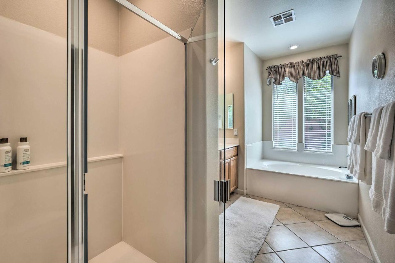 Desert Oasis Walk To Community Pool Holiday home