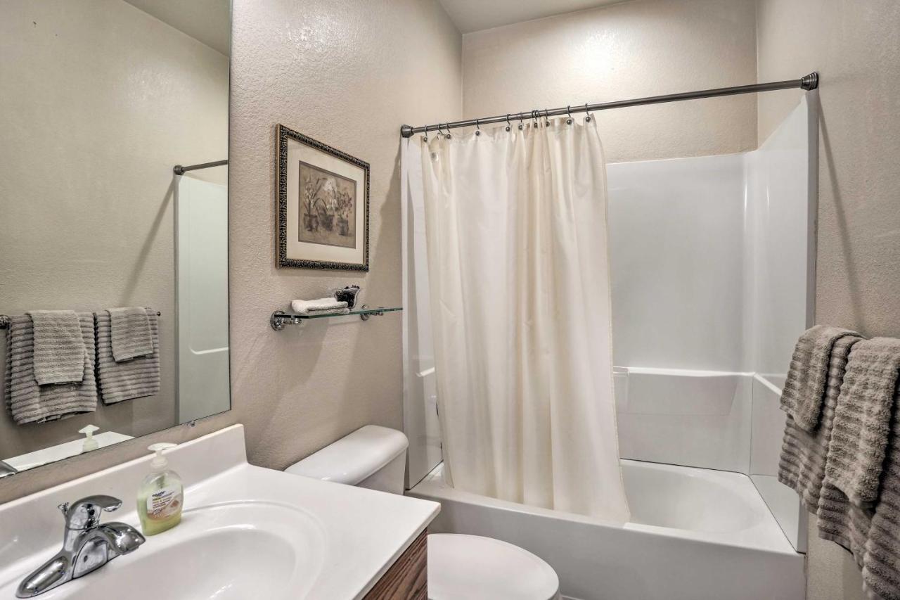 Desert Oasis Walk To Community Pool Holiday home