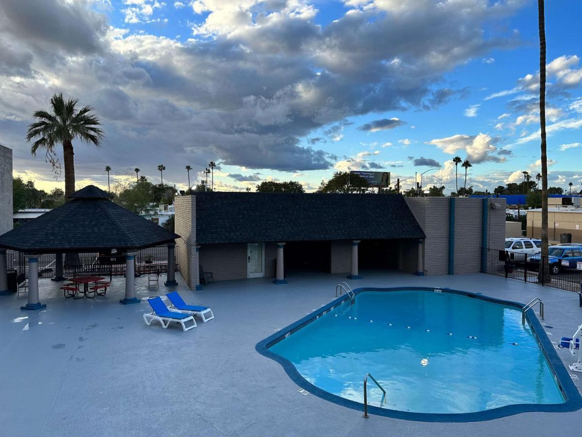 6 Az Near Downtown & Sloan Park Hotel 4*