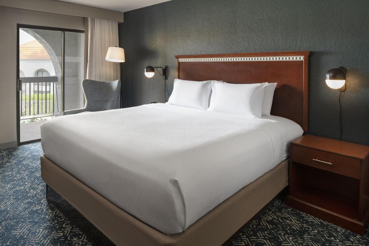 Hotel Four Points By Sheraton Airport 3*