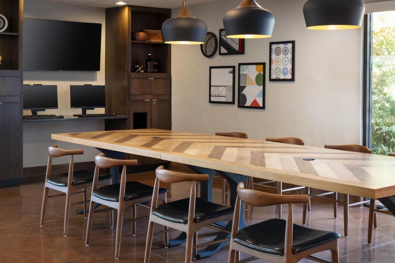 Four Points By Sheraton Airport Hotel 3*