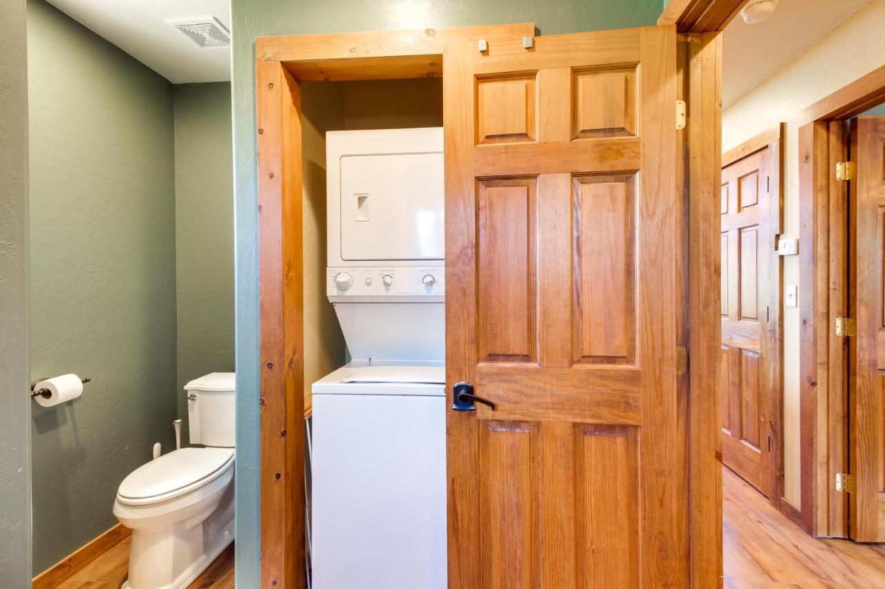 Hilltop Hideaway In Show With Mountain Views! *