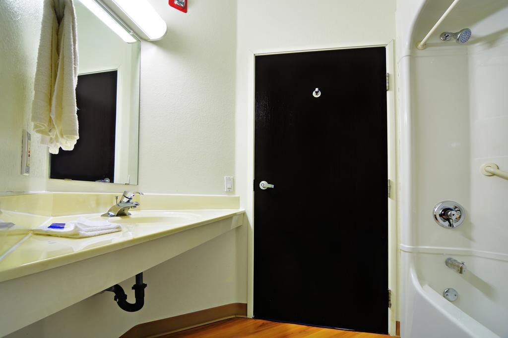 6-benson, Az Hotel 2*