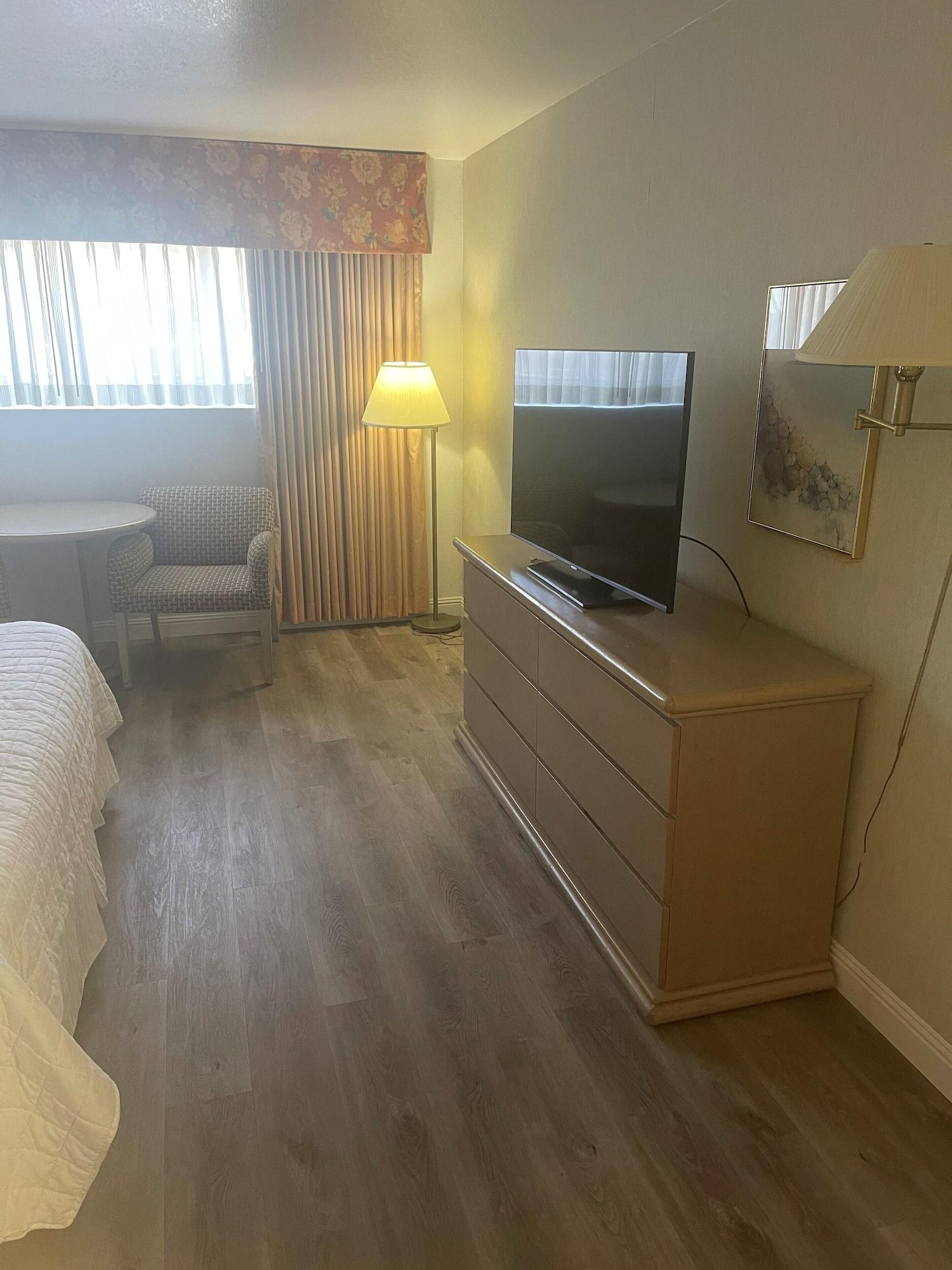 Hotel Ramada By Wyndham Viscount East 3*