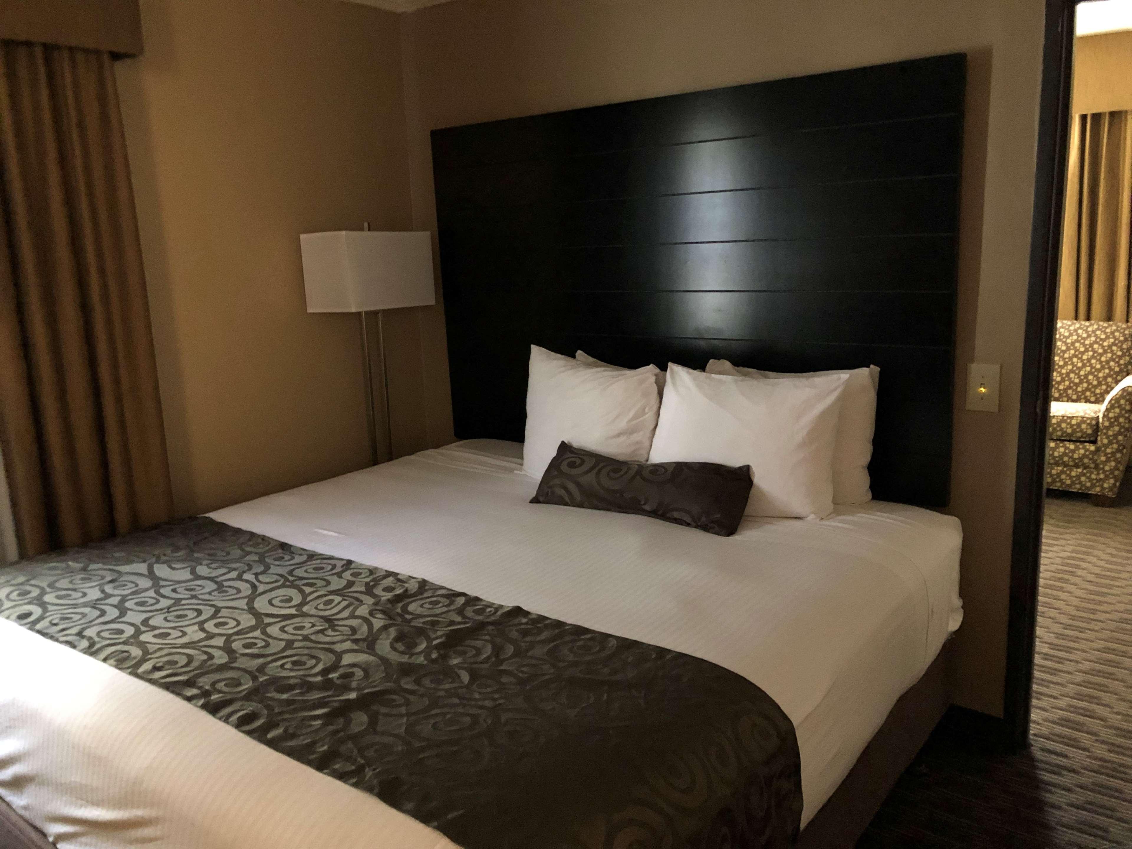 Western Innsuites Foothills & 3*