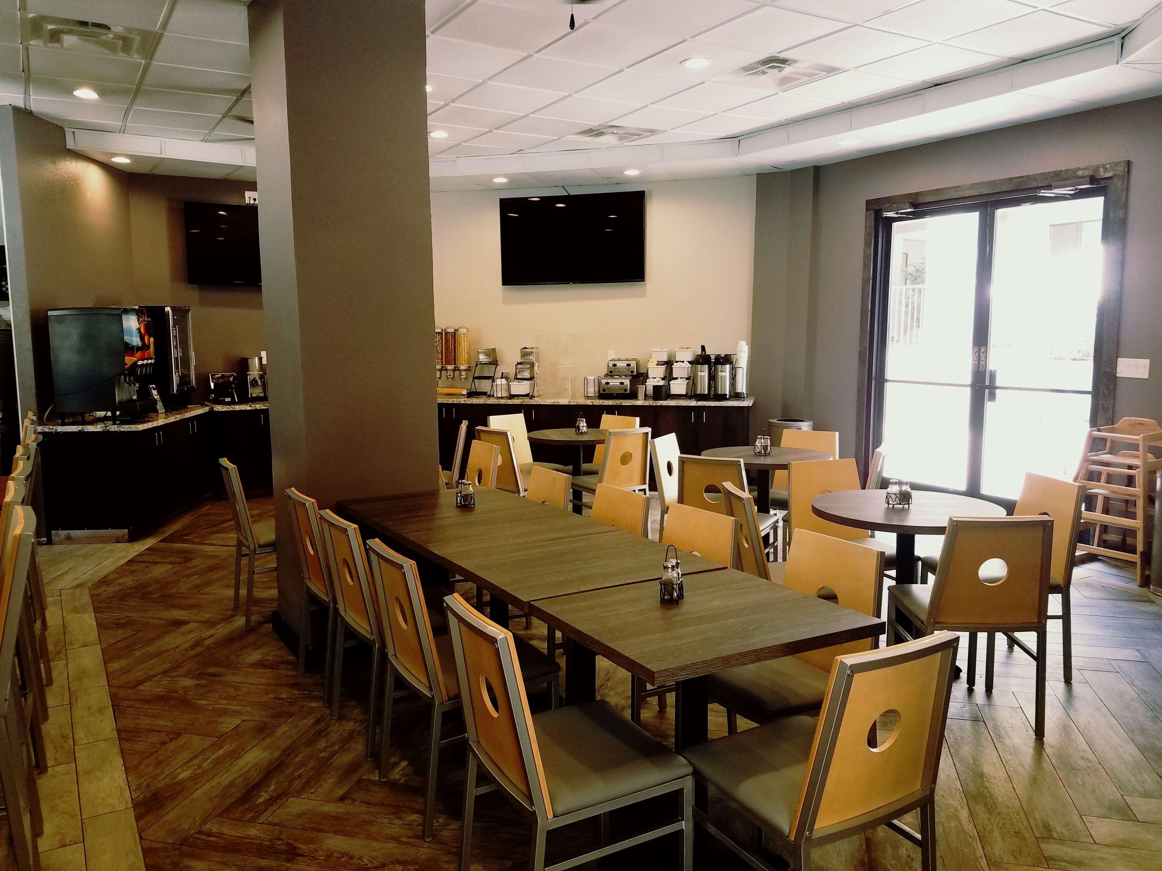 Western Innsuites Foothills & Hotel