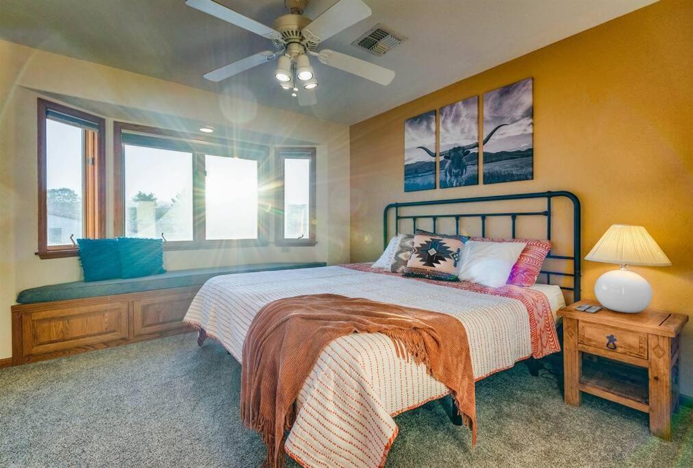 Holiday home Riverfront Gem, Spa, Games, Bbq, Pet-friendly! *