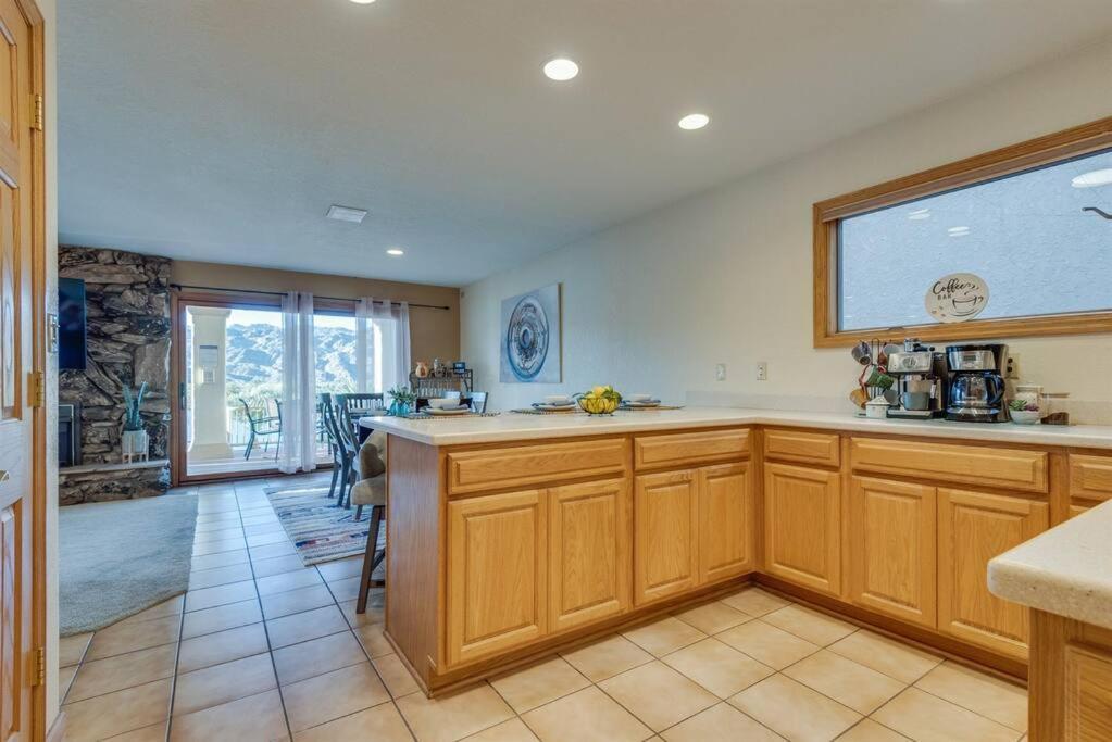 Riverfront Gem, Spa, Games, Bbq, Pet-friendly!