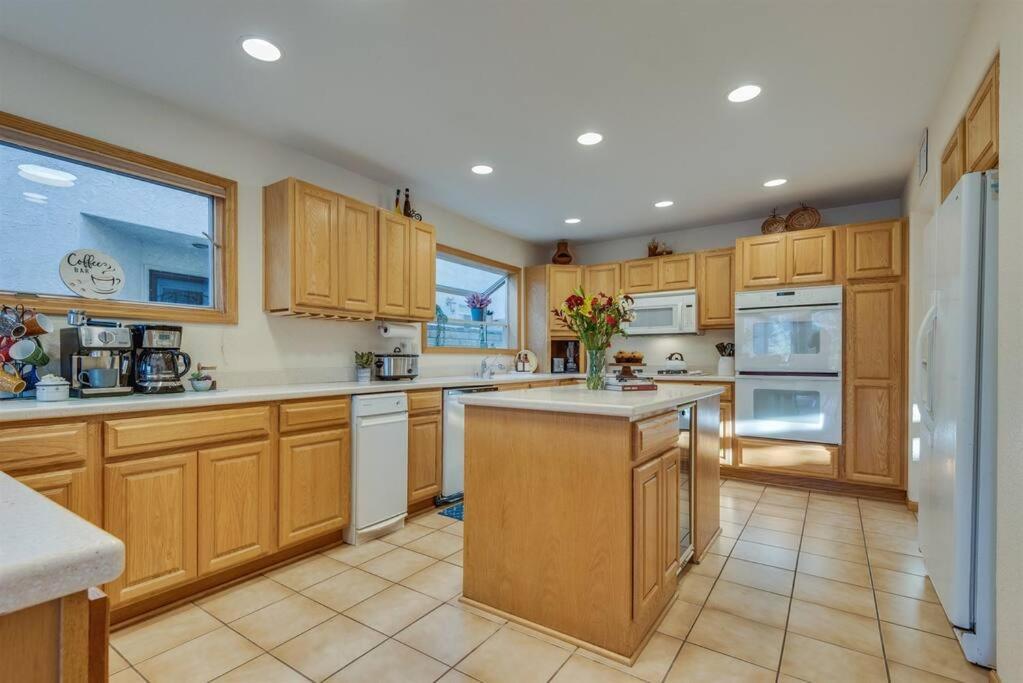 Holiday home Riverfront Gem, Spa, Games, Bbq, Pet-friendly! *