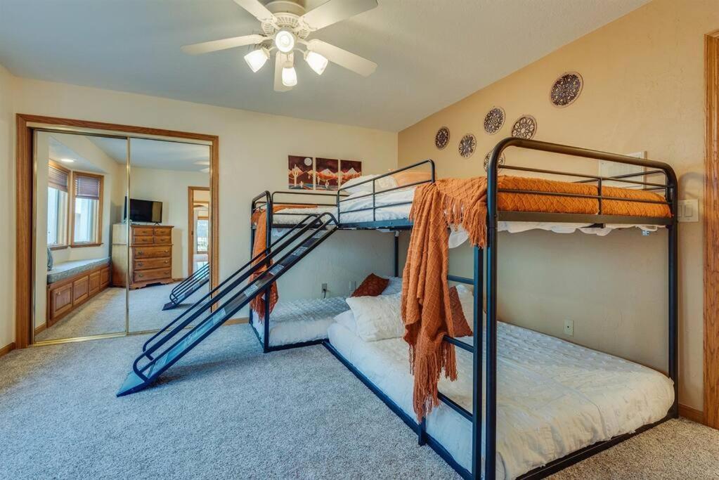 Holiday home Riverfront Gem, Spa, Games, Bbq, Pet-friendly! *