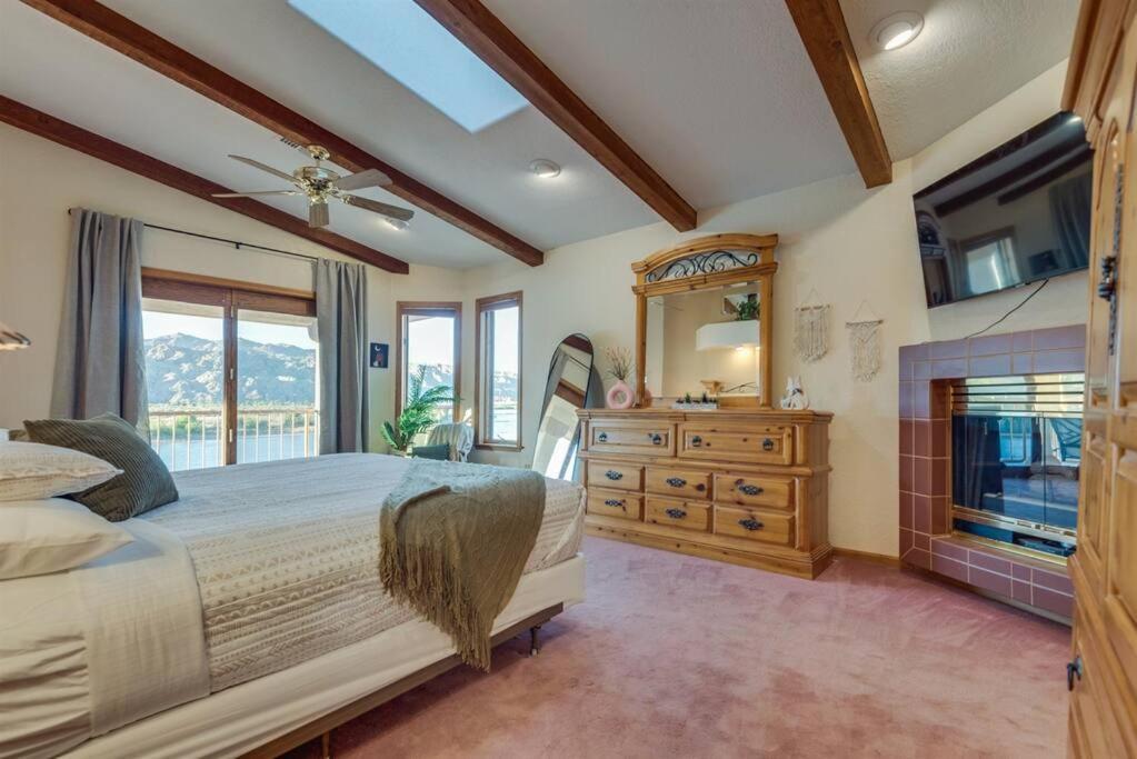 Riverfront Gem, Spa, Games, Bbq, Pet-friendly! Holiday home Bullhead City