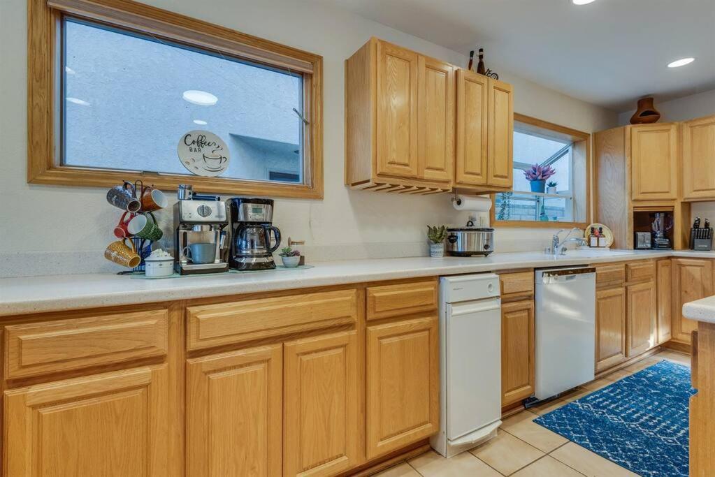 Riverfront Gem, Spa, Games, Bbq, Pet-friendly! Holiday home