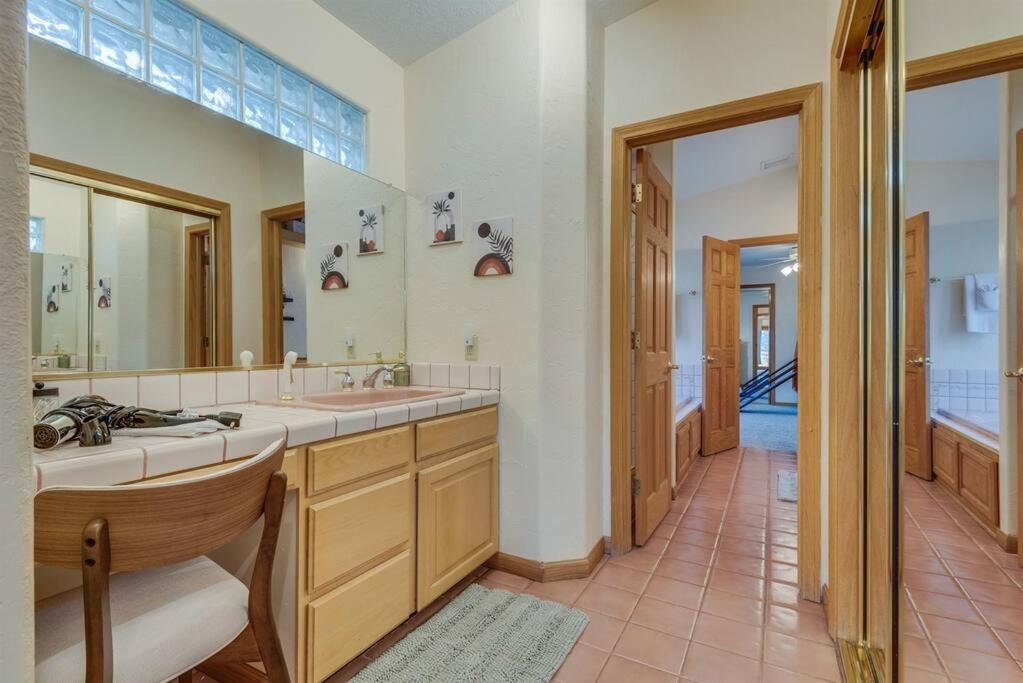 Riverfront Gem, Spa, Games, Bbq, Pet-friendly! *