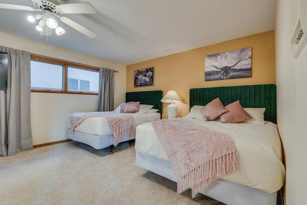 Riverfront Gem, Spa, Games, Bbq, Pet-friendly! Holiday home *