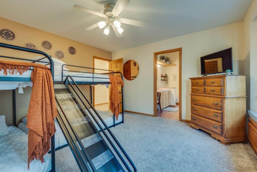 Riverfront Gem, Spa, Games, Bbq, Pet-friendly! Holiday home Bullhead City