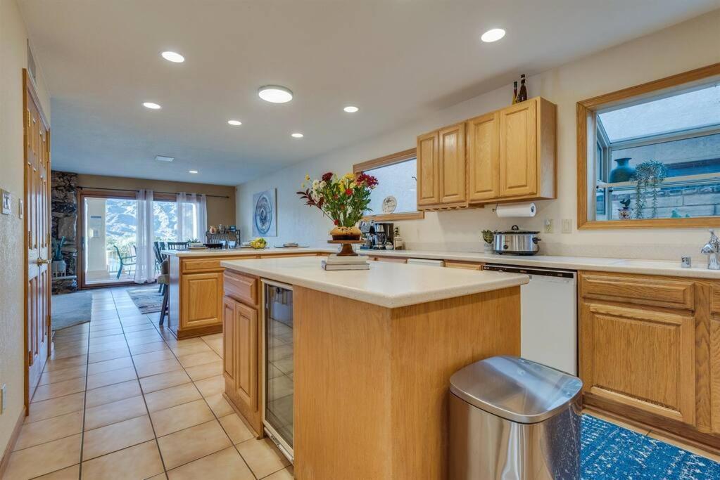 Riverfront Gem, Spa, Games, Bbq, Pet-friendly! Holiday home Bullhead City