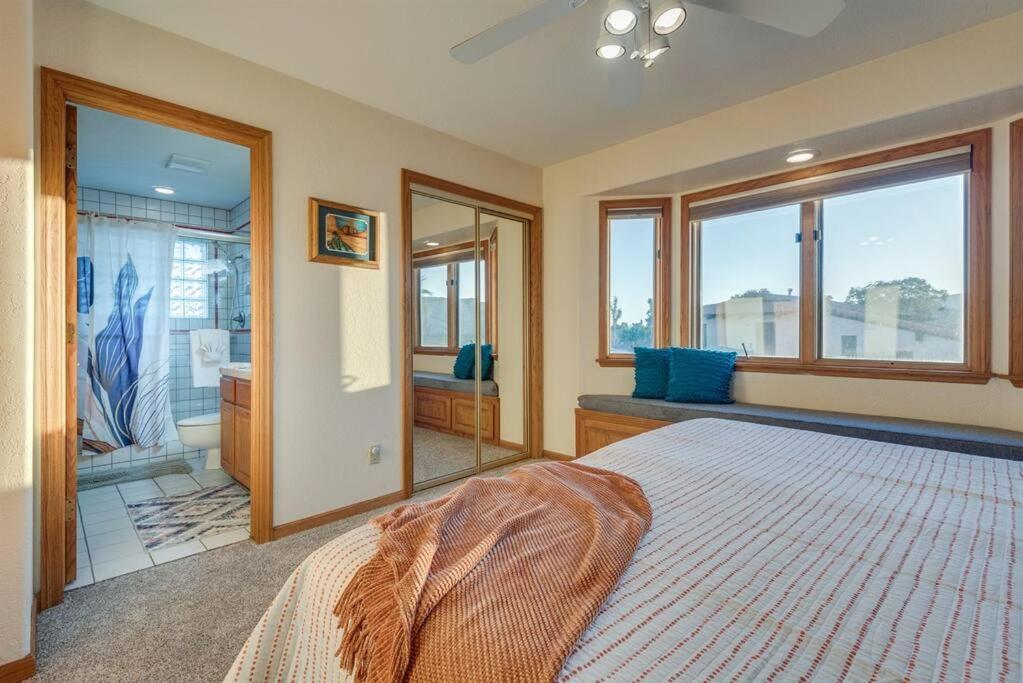 Holiday home Riverfront Gem, Spa, Games, Bbq, Pet-friendly! *